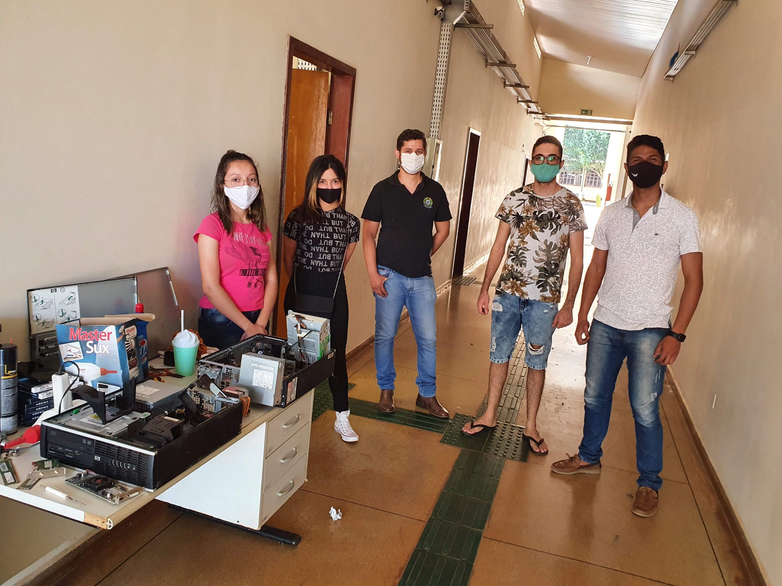 Equipe da CGTI faz manutenção em laboratório de informática