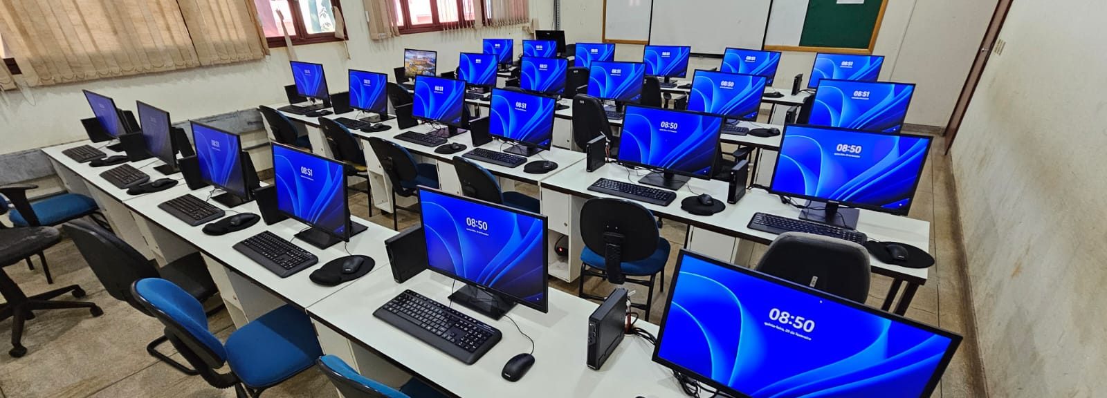 Novos computadores no laboratório de informática 3